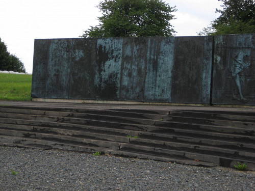 Nordhausen, 2006, Das stark korrodierte Kupferrelief von Heinz Scharr, Stiftung Denkmal