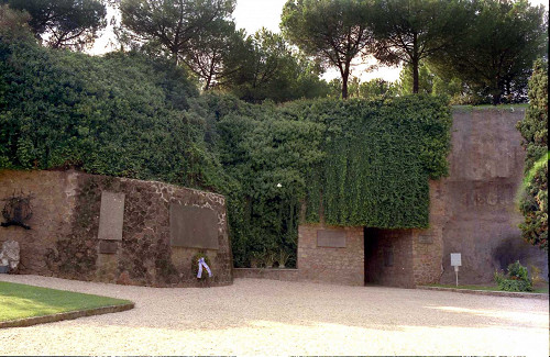 Rom, 2000, Eingang in die Ardeatinischen Höhlen, Mario Setter