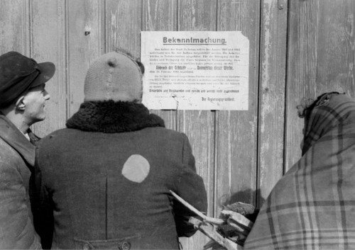 Zichenau, 1941, Juden vor einer Bekanntmachung (vom 18. Januar 1941) über den Abbruch von Gebäuden in Zichenau, PK 689, Ludwig Knobloch, Bundesarchiv, Bild 101I-133-0730-13