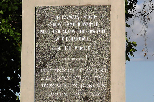 Ciechanów, 2010, Inschrift auf dem Gedenkstein für die ermordeten Juden von Ciechanów, Sławomir Topolewski