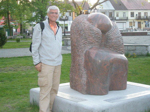Międzyrzec Podlaski, 2009, Naphtali Brezniak neben der Skulptur »Gebet«, Naphtali Brezniak
