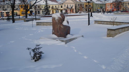 Międzyrzec Podlaski, 2009, Skulptur »Gebet« und der Marktplatz im Winter, Naphtali Brezniak