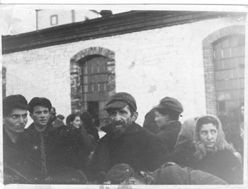 Trawniki, 1942, Häftlinge des Zwangsarbeitslagers vor der Zuckerfabrik, Żydowski Instytut Historyczny