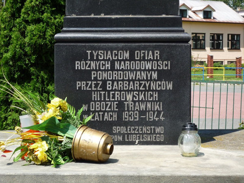 Trawniki, 2009, Die alte Inschrift auf dem Sockel des Denkmals, Tomasz Kowalik