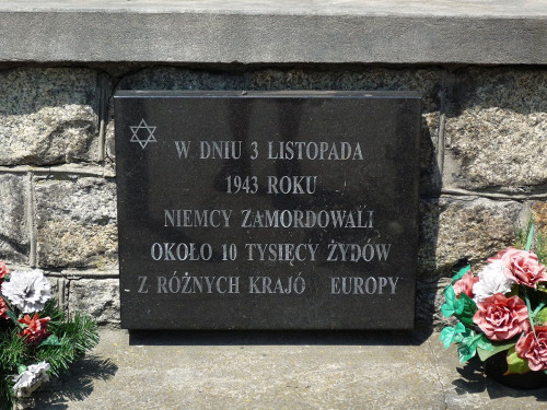 Trawniki, 2009, Neue Inschrift auf dem Sockel, die ausdrücklich Juden als Opfer ausweist, Tomasz Kowalik