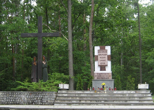 Wald von Spengawsken, 2010, Zentrales Mahnmal der Gedenkanlage am Ort der Massenerschießungen, Stiftung Denkmal