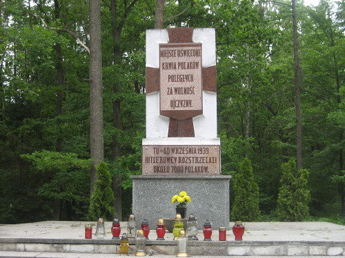 Wald von Spengawsken, 2010, Zentraler Gedenkstein am Ort der Massenerschießungen, Stiftung Denkmal