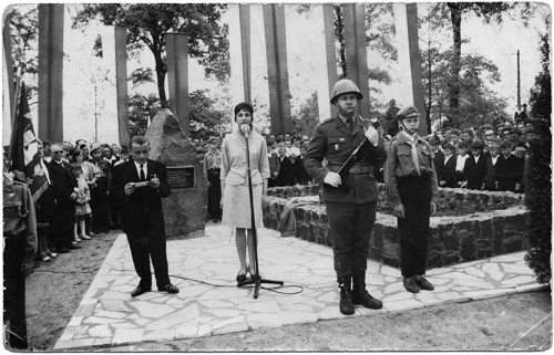 Szczurowa, 1966, Einweihung des Ehrengrabs auf dem Friedhof des Dorfes, Dokumentations- und Kulturzentrum Deutscher Sinti und Roma