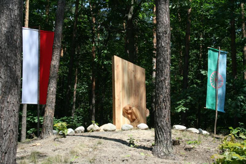 Im Wald bei Borzęcin, 2011, Denkmal für die ermordeten Roma, Natalia Gancarz