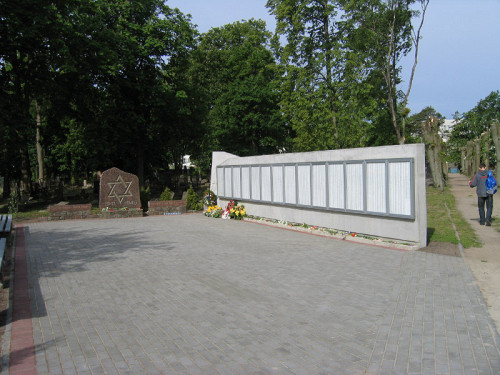 Libau, 2004, Gedenkwand mit den Namen der ermordeten Juden aus Libau, Henry Blumberg