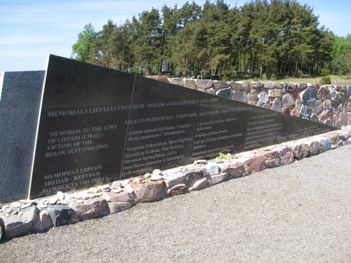 Libau, 2008, Detailansicht der Denkmalanlage an der Erschießungsstelle beim Fischerdorf Skede, Henry Blumberg