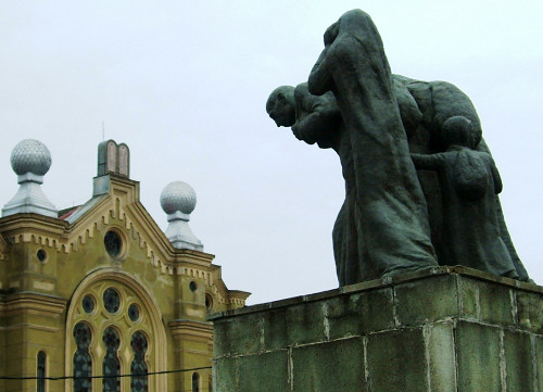 Deesch, 2006, Das Denkmal vor der Synagoge, Stiftung Denkmal, Ronald Ibold