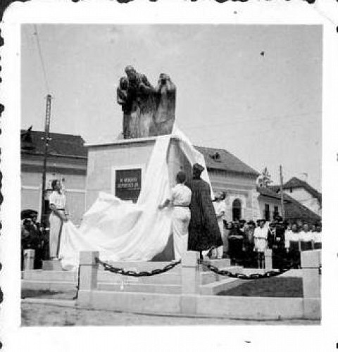 Deesch, 1947, Mitglieder der zionistischen Jugend enthüllen das Denkmal, Yad Vashem