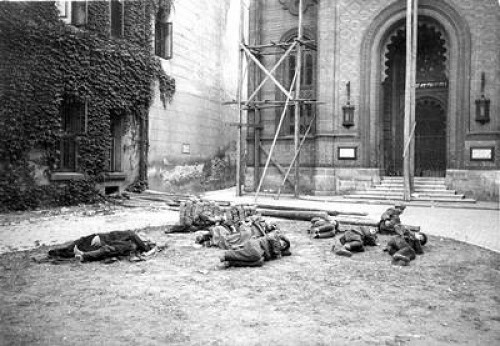 Bukarest, Juni 1945, Jüdische Flüchtlinge und Überlebende schlafen im Hof des Choraltempels, Yad Vashem