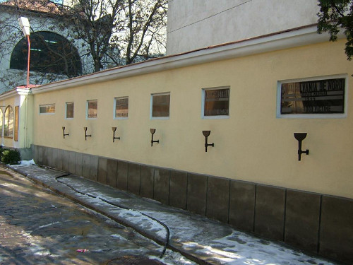 Bukarest, 2006, Gedenkmauer mit Opferzahlen auf dem Hof vor der Synagoge, Stiftung Denkmal, Roland Ibold