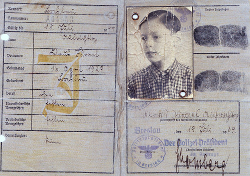 Breslau, 1939, Vom Polizeipräsidenten ausgestellte Kennkarte für den zehnjährigen Klaus »Israel« Aufrichtig, Kenneth James Arkwright