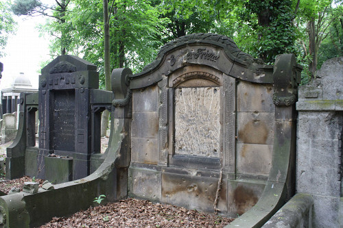 Breslau, 2014, Grabsteine mit Einschusslöchern aus dem Zweiten Weltkrieg am Neuen Jüdischen Friedhof, Stiftung Denkmal