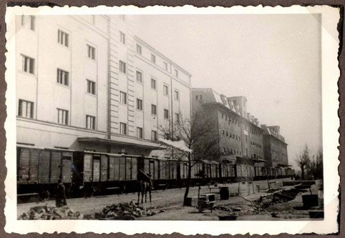 Skopje, 1943, Deportationszug vor dem Gebäude der Tabakfabrik, Yad Vashem