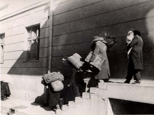 Skopje, 1943, Juden auf den Treppen des Tabakfabriks auf dem Weg zu den Zügen, Yad Vashem