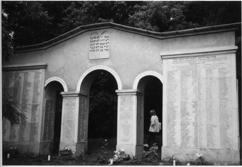 Nyíregyháza, o.D., Gedenkmauer auf dem jüdischen Friedhof, Stiftung Denkmal