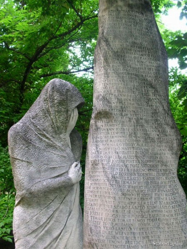 Siófok, 2009, Denkmal mit den Namen Siófoker Opfer des Zweiten Weltkrieges, www.szoborlap.hu, Ádám Szatmári