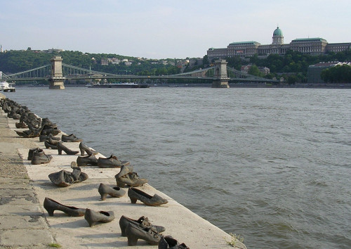 Budapest, 2005, Schuhe am Donauufer, im Hintergrund Kettenbrücke und Burgpalast, Stiftung Denkmal, Diana Fisch
