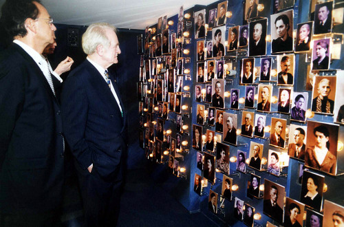 Offenburg, 2002, Der damalige Bundespräsident Johannes Rau bei der Besichtigung des Erinnerungsraumes während der Eröffnung, Stadtarchiv Offenburg