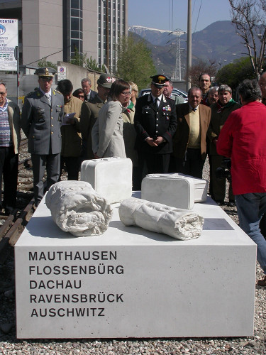 Bozen, 2005, Denkmal von Christine Tschager am Ausgangspunkt vieler Transporte, Carla Giacomozzi