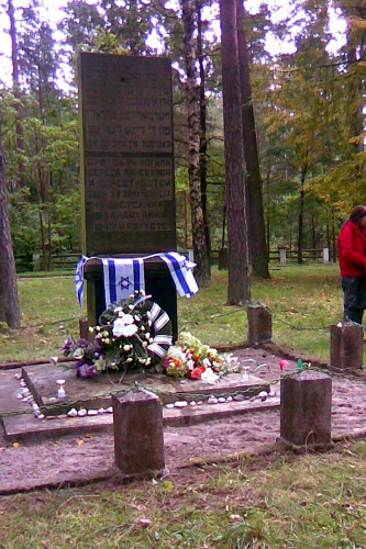 Pajuostė, 2003, Gedenkstein an der Erschießungsstelle, Genadij Kofman