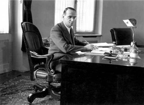 Budapest, o.D., Carl Lutz an seinem Schreibtisch, Yad Vashem