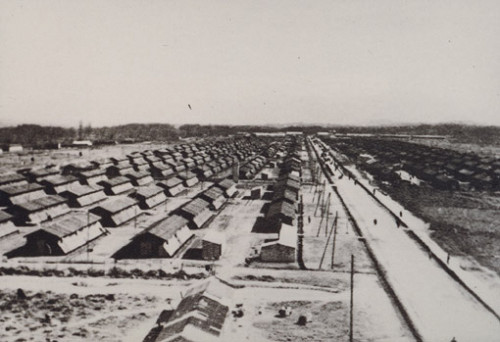 Gurs, 1940, Blick vom Wasserturm des Lagers, im Vordergrund »Block M«, rechts die Lagerstraße, Centre de Documentation Juive Contemporaine