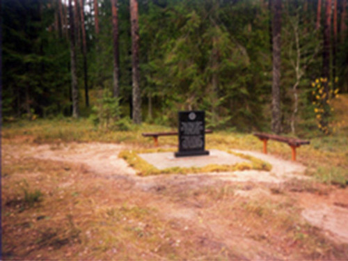 Balda-Wald, 2004, Der Gedenkstein am Ort der Erschießungen, Muzejs »Ebreji Latvijā« 
