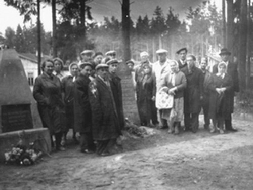 Welonen, 1950er Jahre, Jüdische Überlebende während einer Gedenkveranstaltung am 4. August, Muzejs »Ebreji Latvijā«