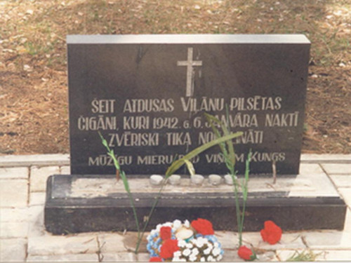 Welonen, 2004, Der Gedenkstein für die ermordeten Roma, Muzejs »Ebreji Latvijā«