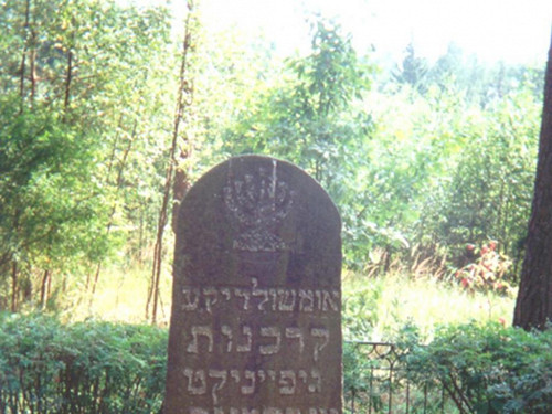 Welonen, 2004, Menora auf dem hebräischen Gedenkstein, Muzejs »Ebreji Latvijā«