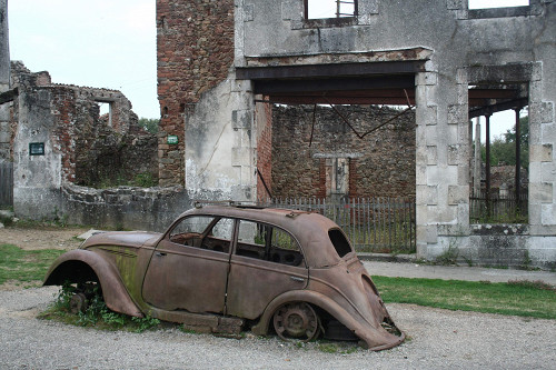 Oradour-sur-Glane, 2009, Straßenszene im zerstörten Dorf, Alain Devisme