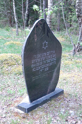 Jurburg, um 2006, Gedenkstein an der Erschießungsstelle an der Landstraße nach Smalininkai, Joel Alpert