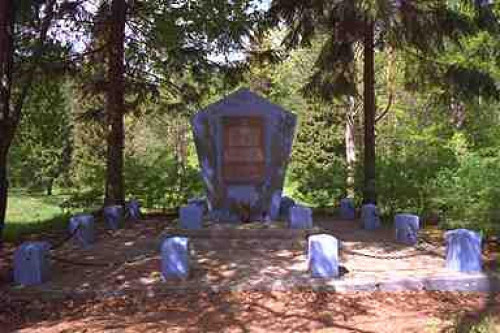 Ukmergė (Wilkomir), 2001, Der Gedenkstein im Wald Pivonija, Švietimo kaitos fondas