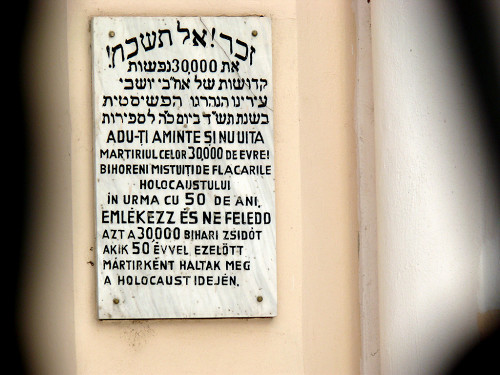 Großwardein, 2009, Gedenktafel an der Synagoge, Rachel Titiriga