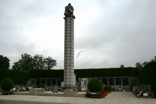 Oradour-sur-Glane, 2009, Denkmal auf dem Friedhof, Alain Devisme