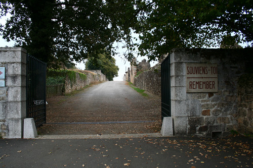 Oradour-sur-Glane, 2009, Eingang zum Gedenkort, Alain Devisme