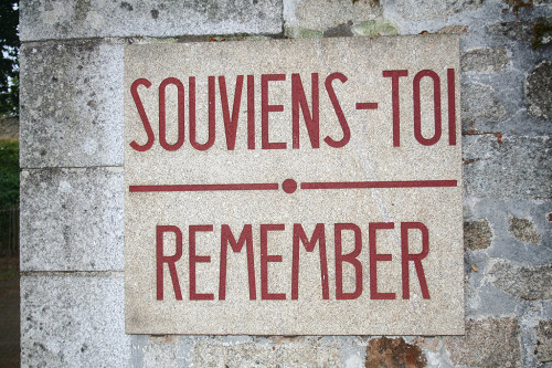 Oradour-sur-Glane, 2009, Tafel am Eingangstor, Alain Devisme