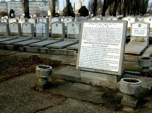 Bukarest, Februar 2006, Gedenktafel vor den Gräbern der Opfer des Pogroms auf dem Jüdischen Friedhof, Stiftung Denkmal, Roland Ibold