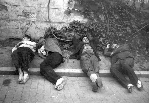 Bukarest, 1941, Verwundete liegen während des Pogroms auf der Straße, Yad Vashem