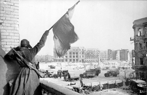 Stalingrad, Januar 1943, Über dem zentralen Platz in Stalingrad weht die sowjetische Fahne, Bundesarchiv, Bild 183-W0506-316
