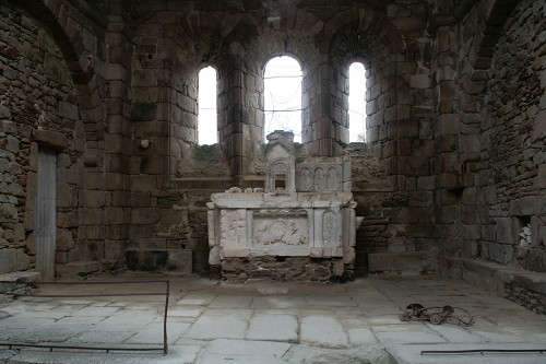 Oradour-sur-Glane, 2009, Altar der zerstörten Kirche, Alain Devisme