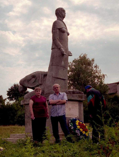 Pepeni, 2005, Besucher am Denkmal für die ermordeten Juden, Stiftung Denkmal