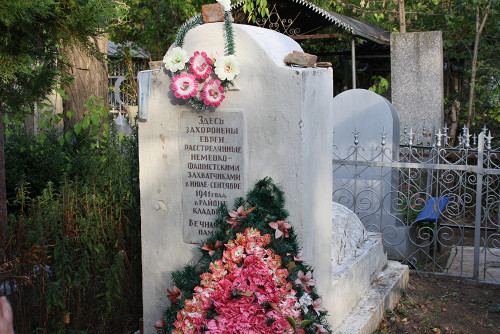 Bender, 2012, Grabstein für die 1941 erschossenen Juden am jüdischen Friedhof, Stiftung Denkmal
