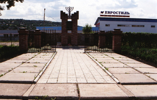 Rybniza, 2005, Denkmal auf dem Gelände des ehemaligen Ghettos, Stiftung Denkmal