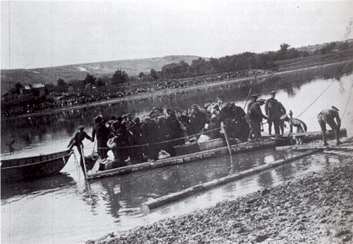 Ufer des Dnister, 1941/1942, Juden werden von rumänischen Truppen über den Fluss deportiert, Yad Vashem